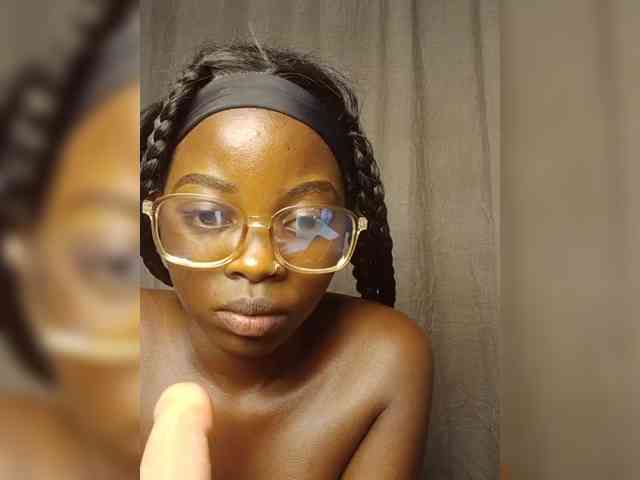 Hotpetite555 webcam