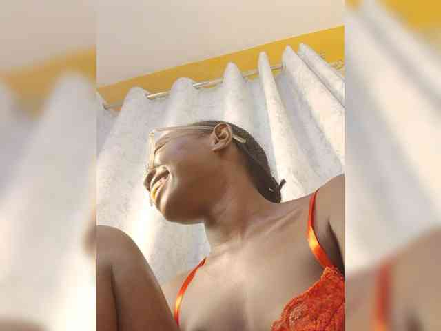 Hotpetite555 webcam