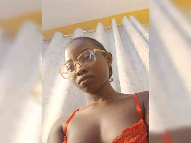 Hotpetite555 webcam