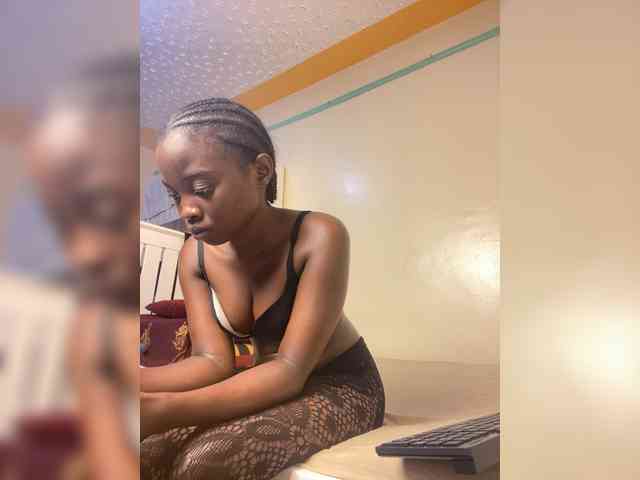 Hotpetite555 webcam