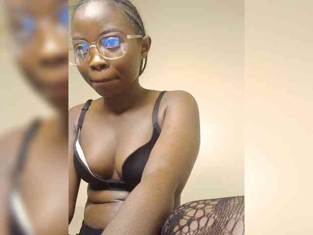 Hotpetite555 webcam