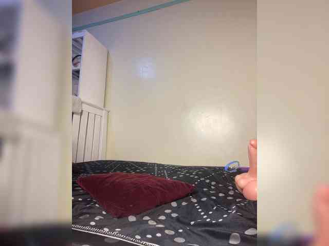Hotpetite555 webcam