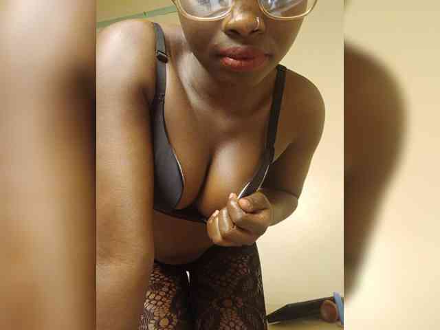 Hotpetite555 webcam