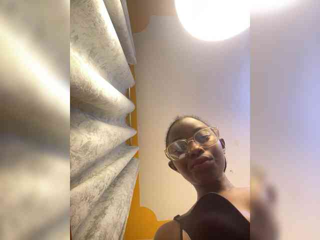 Hotpetite555 webcam