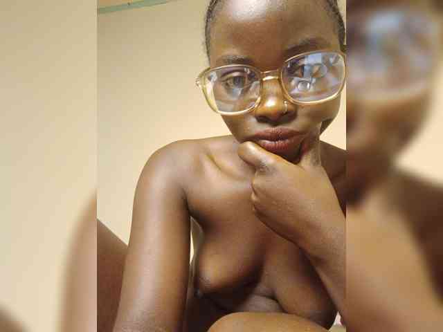 Hotpetite555 webcam
