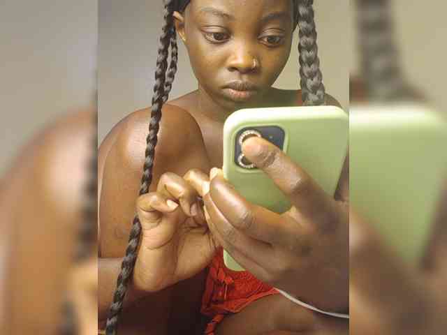 Hotpetite555 webcam