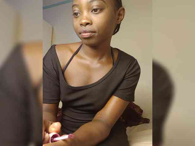 Hotpetite555 webcam