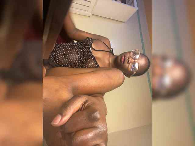 Hotpetite555 webcam