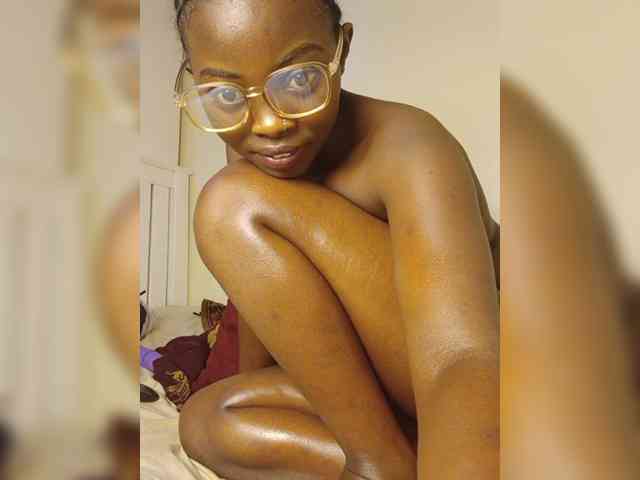 Hotpetite555 webcam