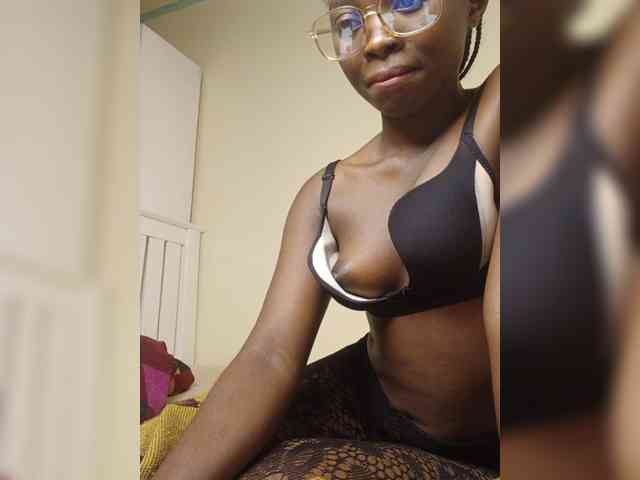 Hotpetite555 webcam