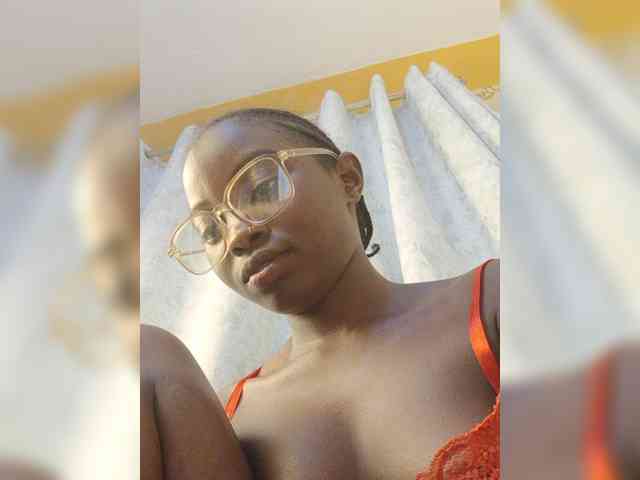 Hotpetite555 webcam