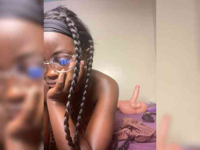 Hotpetite555 webcam