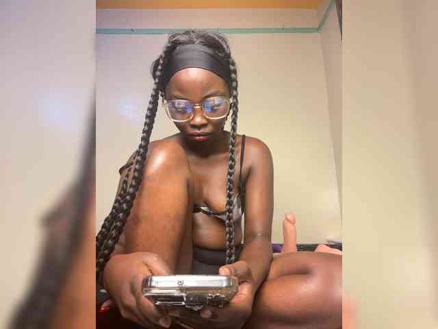 Hotpetite555 webcam