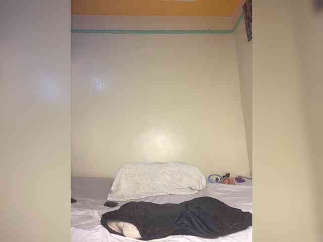Hotpetite555 webcam
