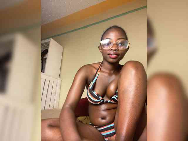 Hotpetite555 webcam