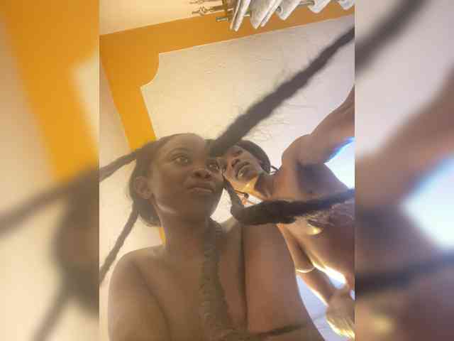 Hotpetite555 webcam