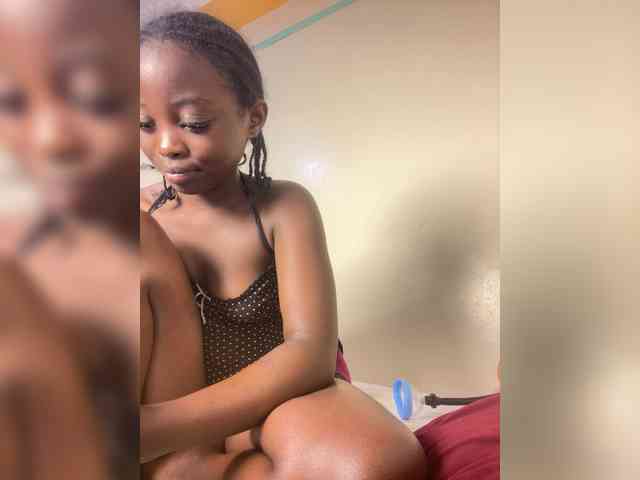 Hotpetite555 webcam
