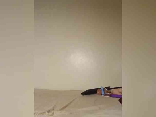 Hotpetite555 webcam