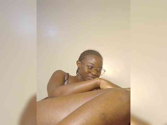 Hotpetite555 webcam