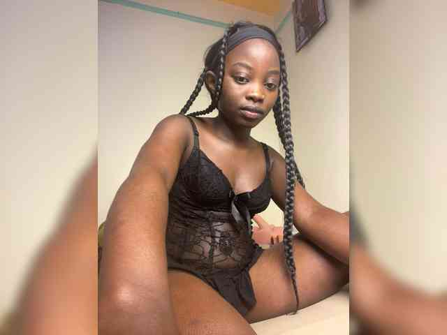 Hotpetite555 webcam
