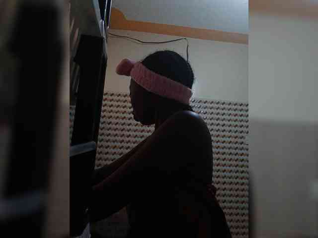 Hotpetite555 webcam