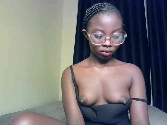 Hotpetite555 webcam