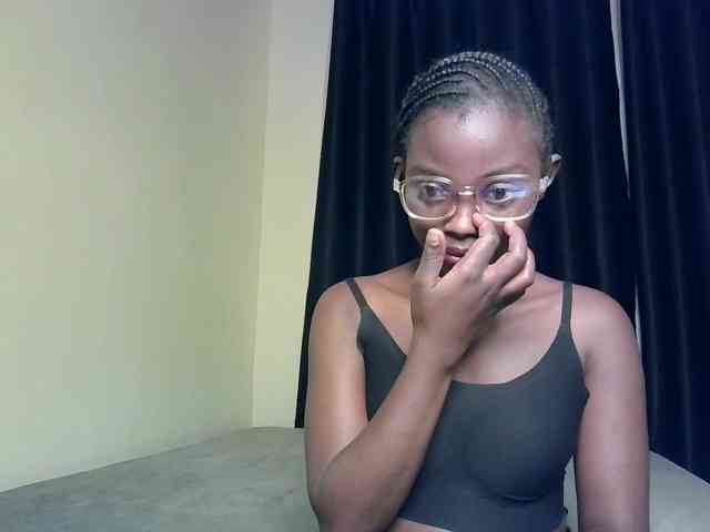 Hotpetite555 webcam