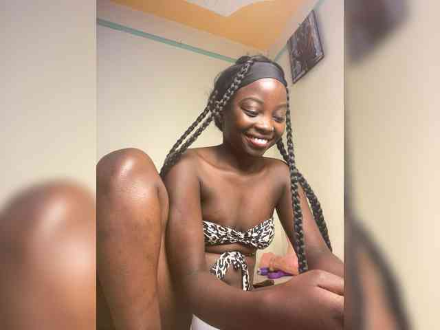 Hotpetite555 webcam