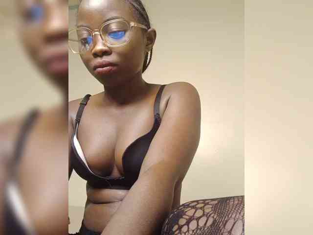 Hotpetite555 webcam