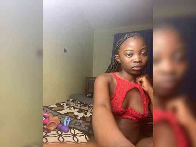 Hotpetite555 webcam