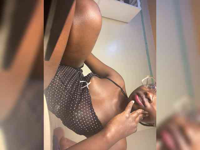 Hotpetite555 webcam