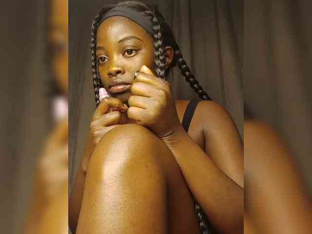Hotpetite555 webcam