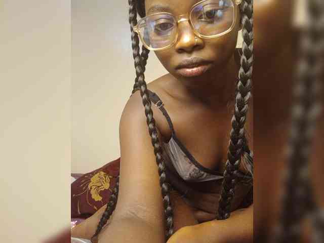 Hotpetite555 webcam