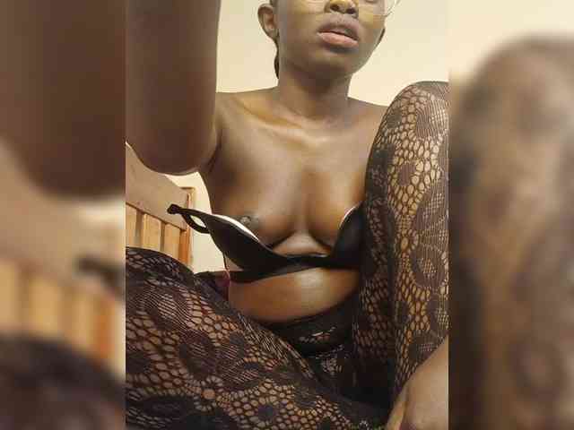 Hotpetite555 webcam