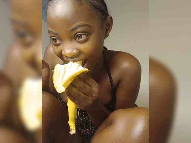 Hotpetite555 webcam
