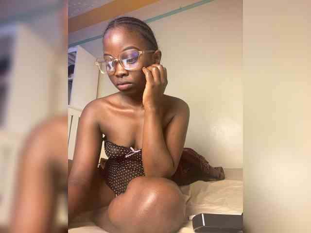 Hotpetite555 webcam