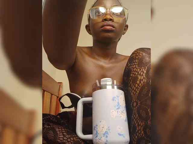 Hotpetite555 webcam