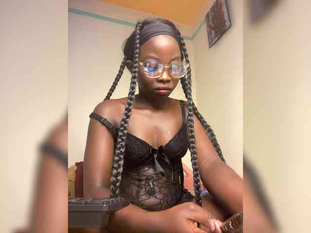 Hotpetite555 webcam