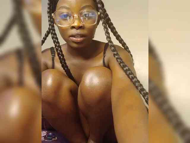 Hotpetite555 webcam