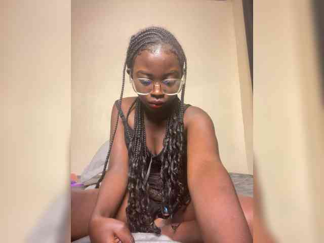 Hotpetite555 webcam