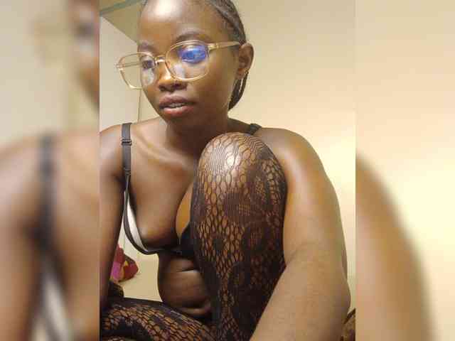 Hotpetite555 webcam