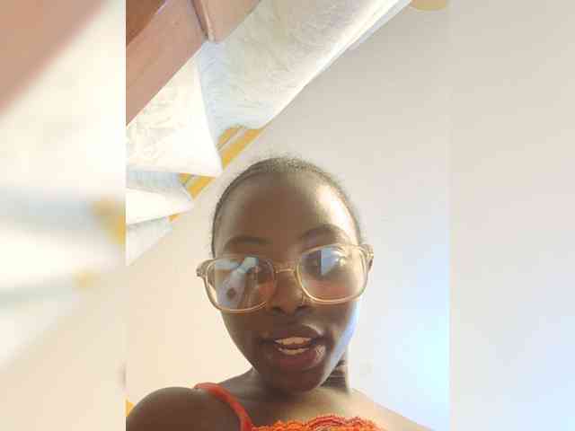 Hotpetite555 webcam