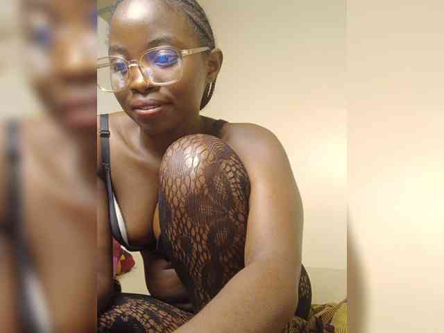 Hotpetite555 webcam
