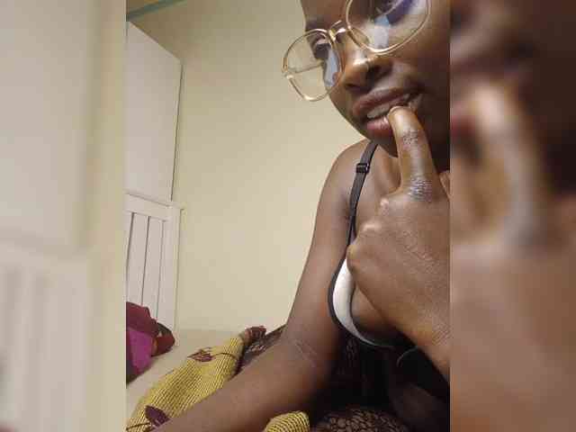 Hotpetite555 webcam