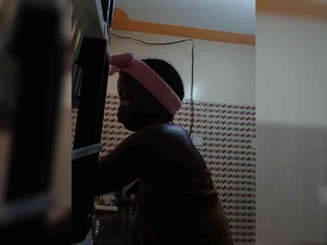 Hotpetite555 webcam