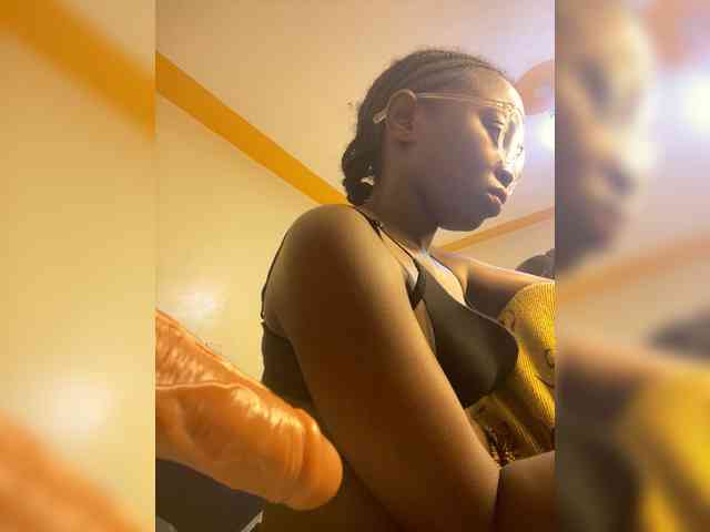 Hotpetite555 webcam