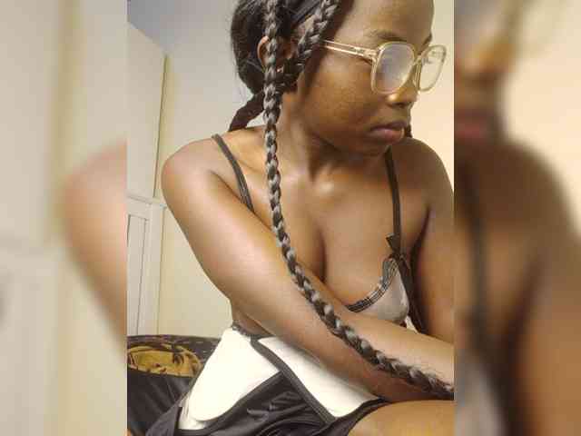 Hotpetite555 webcam