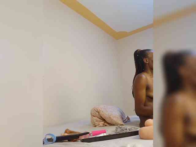 Hotpetite555 webcam