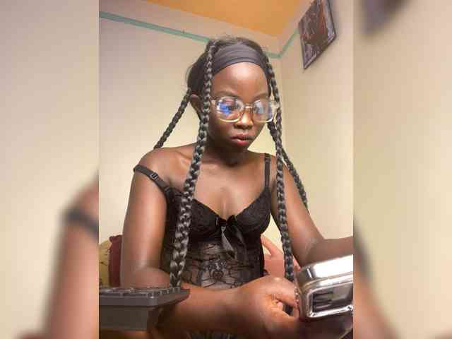 Hotpetite555 webcam