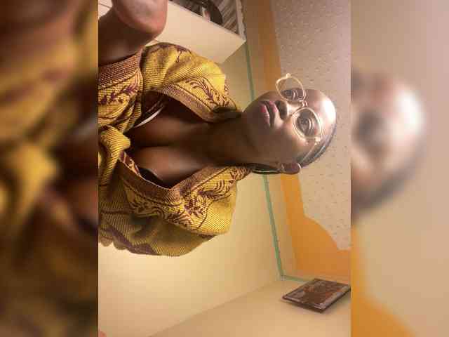 Hotpetite555 webcam